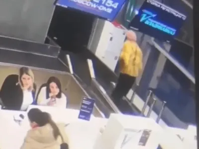 Passageira se perde e entra em esteira de bagagens em aeroporto