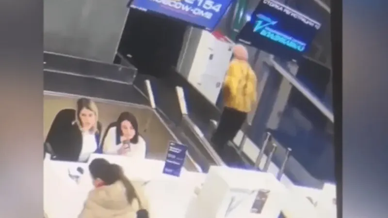 Passageira se perde e entra em esteira de bagagens em aeroporto