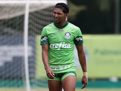 Rony treina separado no Palmeiras e não deve ser aproveitado pelo Verdão em 2025