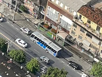 Passageira é hospitalizada após passar mal durante assalto a ônibus na Avenida Brasil