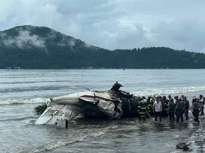 Moradores de Ubatuba relatam resgate de passageiros de avião: "Vi bombeiros tirando pessoas"