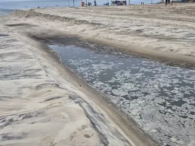 Moradores de Copacabana relatam aparecimento de língua negra na areia da praia