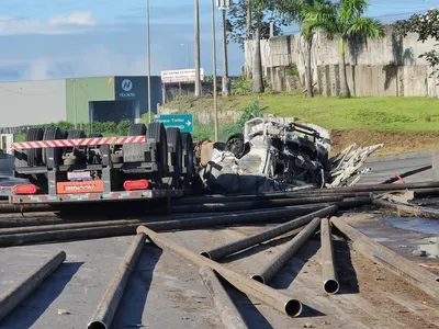 Motorista morre carbonizado após carreta tombar e pegar fogo na BR-381 em Betim