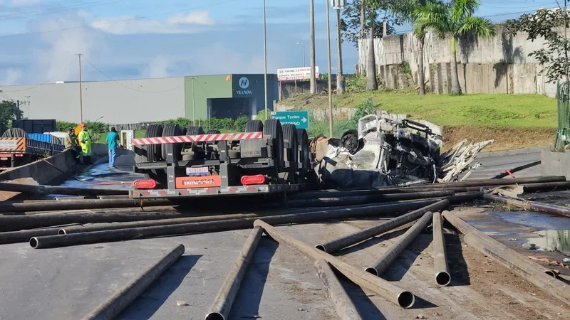 Motorista morre carbonizado após carreta tombar e pegar fogo na BR-381 em Betim