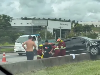 Carro invade canteiro e gera congestionamento na Dutra em Taubaté; veja vídeo