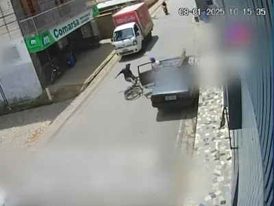 VÍDEO: ciclista escapa por um triz de ser atropelado por caminhão