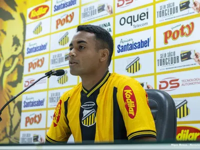 Atacante Airton Moisés é apresentado no Grêmio Novorizontino