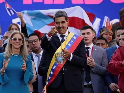 Maduro jura cumprir a Constituição e fala em “nova democracia” durante posse na Venezuela