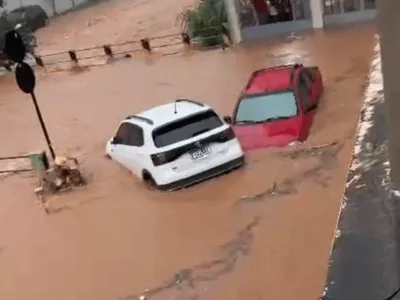 Temporal transborda rio, inunda ruas e arrasta carros em Nova Serrana