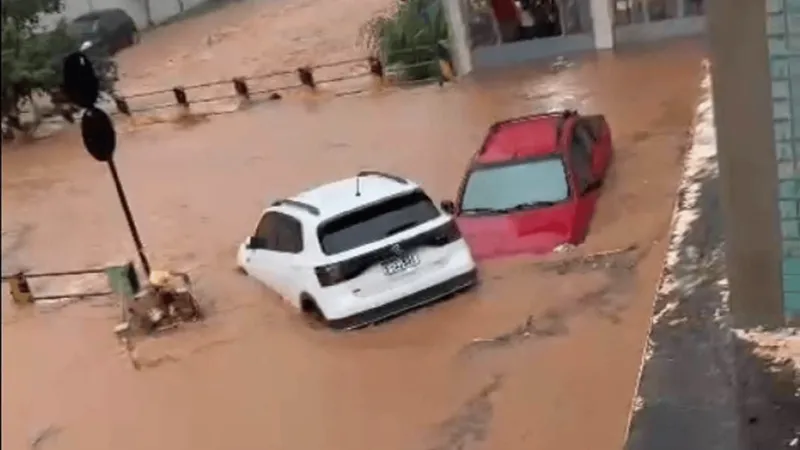 Temporal transborda rio, inunda ruas e arrasta carros em Nova Serrana