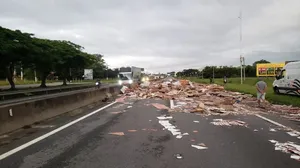 Queda de carga provoca interdição total na Dutra, em Guaratinguetá