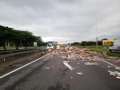 Queda de carga provoca interdição total na Dutra, em Guaratinguetá