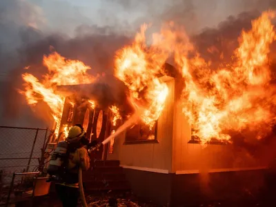 Dos três focos de incêndio ativos na Califórnia, um está fora de controle