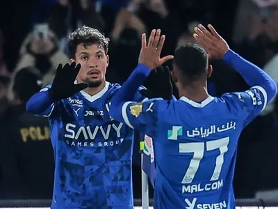 Brasileiros brilham em goleada e Al Hilal assume a liderança da Liga Saudita; veja os gols