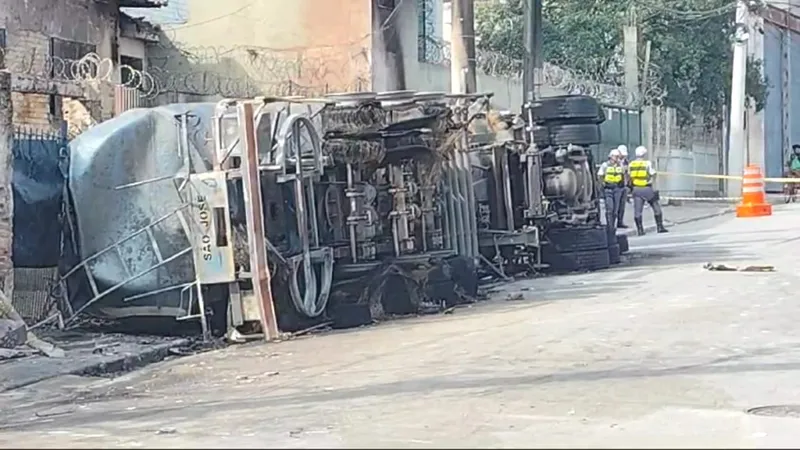 Homem morre carbonizado após caminhão tombar e explodir na zona norte de SP