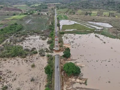 Duas pessoas morrem após parte de rodovia ceder no interior de Sergipe