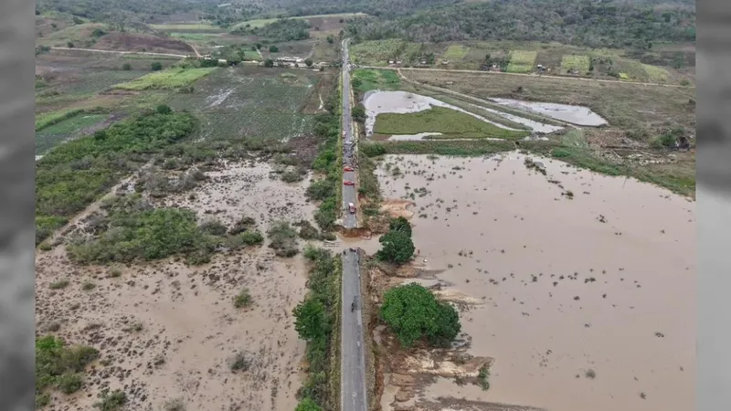 Duas pessoas morrem após parte de rodovia ceder no interior de Sergipe