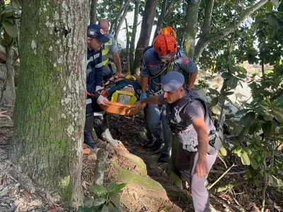 Idosa de 74 anos é resgatada depois de cair em escadaria de trilha, no Litoral Norte