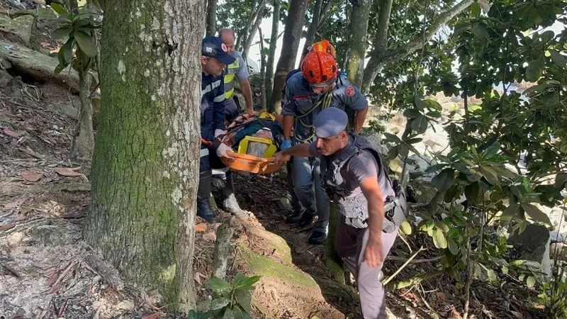 Idosa de 74 anos é resgatada depois de cair em escadaria de trilha, no Litoral Norte