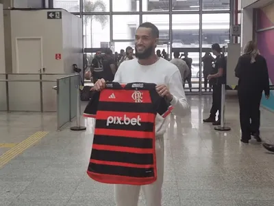 Próximo do Flamengo, Juninho desembarca no Rio e posa com a camisa do clube