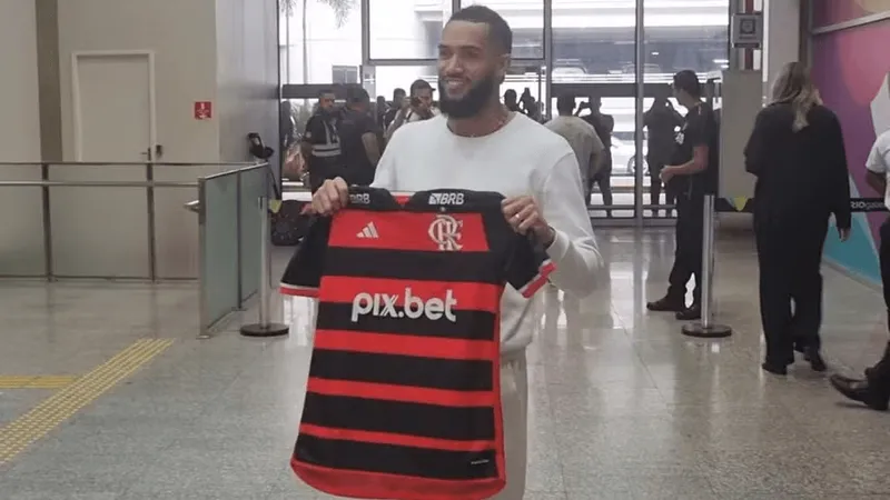 Próximo do Flamengo, Juninho desembarca no Rio e posa com a camisa do clube