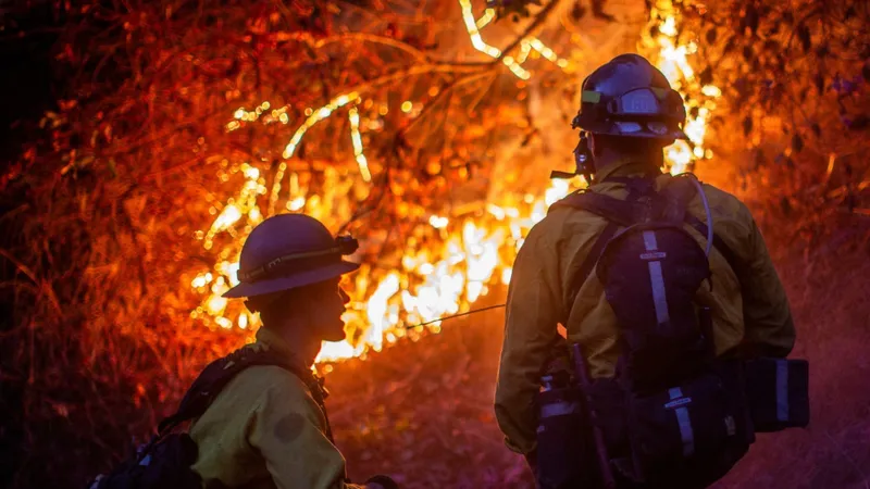 Incêndios voltam a ganhar força em Los Angeles; mortos chegam a 24