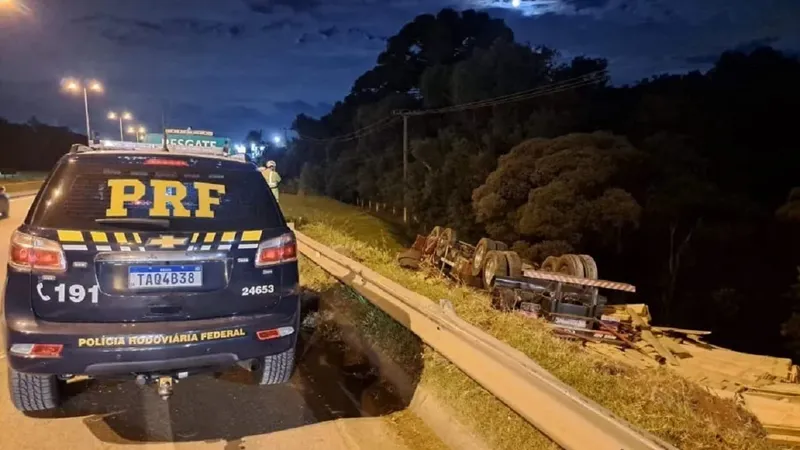 Motorista morre em acidente de caminhão na BR-116, na Grande Curitiba