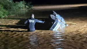 Motorista arrastado por tromba d'água em Glaucilândia pode ser a 25ª vítima da chuva em MG