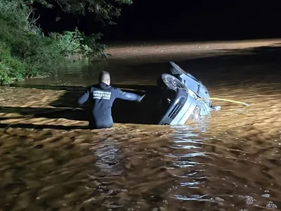 Motorista arrastado por tromba d'água em Glaucilândia pode ser a 25ª vítima da chuva em MG