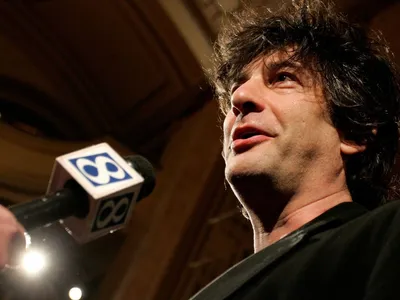 Quais as acusações de abusos sexuais contra Neil Gaiman? Revista reúne relatos de vítimas