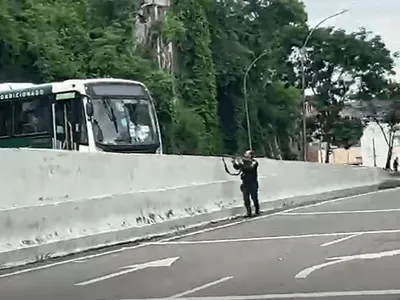 Quatro ônibus são utilizados como barricadas nas vias de acesso ao morro do São João