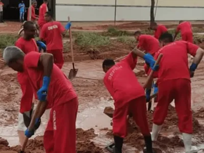 Presos ajudam na limpeza de Ipatinga após temporal que devastou cidade e matou 10