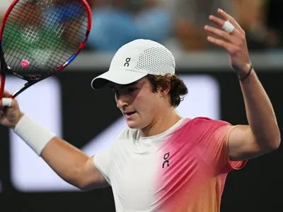 João Fonseca estreia no Australian Open e vence o 9º melhor do mundo por 3 sets a 0