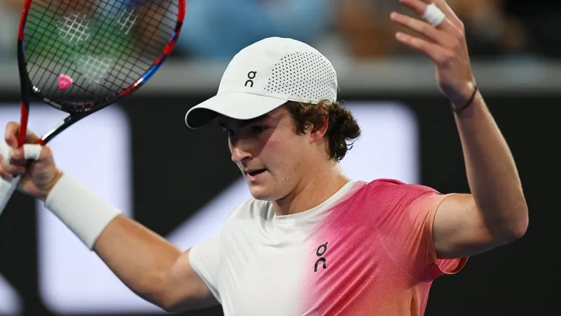 João Fonseca estreia no Australian Open e vence o 9º melhor do mundo por 3 sets a 0