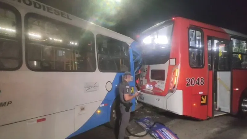 Oito pessoas ficam feridas em acidente entre dois ônibus no Centro de Campinas