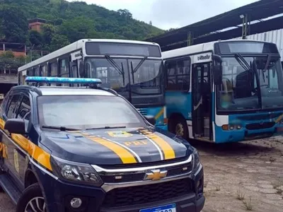 Dois ônibus de uma empresa de transporte foram apreendidos na BR-040