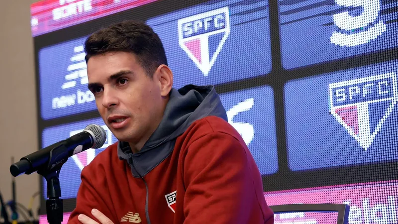 Oscar é apresentado pelo São Paulo e nega mágoa após saída conturbada: 'Sempre recebi carinho'