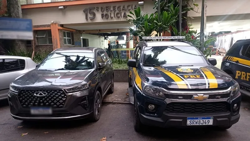 PRF recupera carro roubado em "arrastão" na Niterói-Manilha