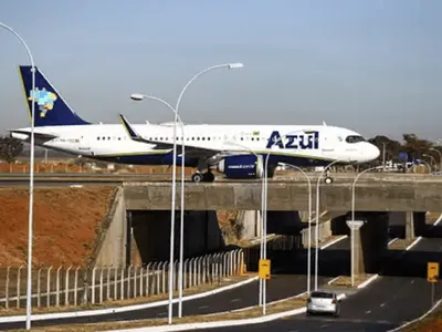 Azul e Gol selam fusão para criar gigante da aviação no País