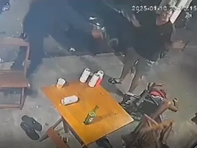 Homem finge estar desacordado para escapar de assalto em bar de Mesquita, no RJ; veja o vídeo