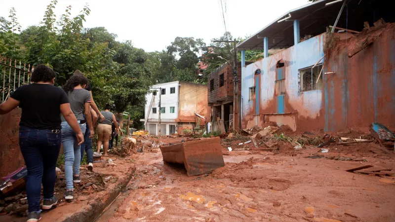 Chuvas em MG deixam mortos e mais de 60 cidades em situação de emergência