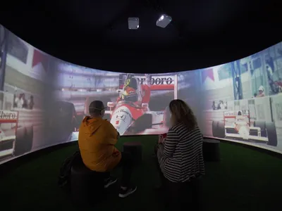 “Eu, Ayrton Senna da Silva - 30 Anos”: Exposição imersiva e interativa celebra legado do ídolo