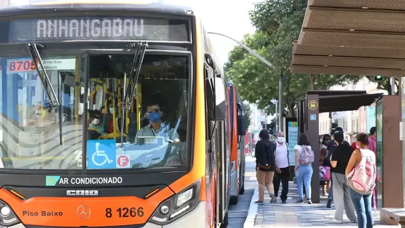 Volume de serviços recua 0,9% no Brasil em novembro, aponta IBGE