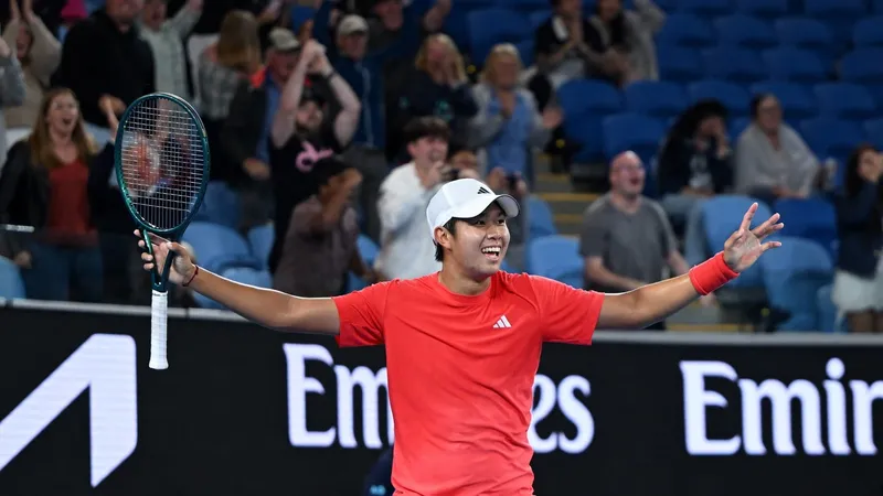 Americano que perdeu final para João Fonseca elimina Medvedev do Australian Open