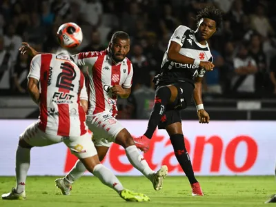 Vasco cria, mas para no goleiro do Bangu e fica no 0 a 0 em São Januário pelo Carioca