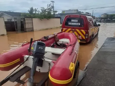 Chuvas em SC tiram 1.315 pessoas de casa; Bombeiros alertam para risco de deslizamentos