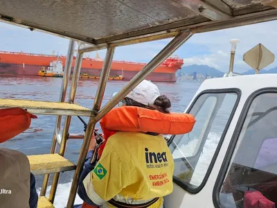 INEA autua empresa por vazamento de óleo na Baía de Guanabara