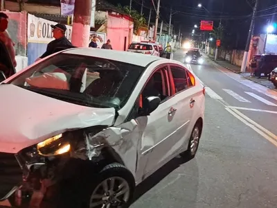 Adolescente dirigindo sem habilitação colide com carro após fugir de blitz em Pindamonhangaba