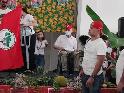 Ministro Paulo Teixeira e Eduardo Suplicy (PT) participam de ato do MST em Tremembé