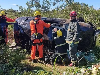 Carro capota e deixa 3 feridos em Bocaiúva, no Norte de Minas